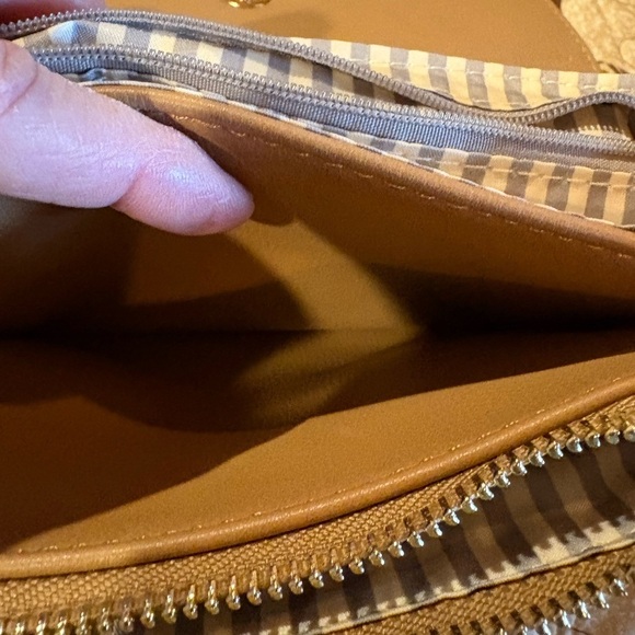 Miztique designer collection cross body tan purse gold accents - Picture 7 of 11